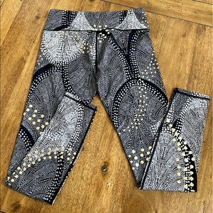 FABLETICS Salar Foiled Flurry Ankle Length Leggings w/ Metallic Gold detail XS
